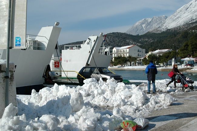 Ferry unloading, Drvenik February 2012