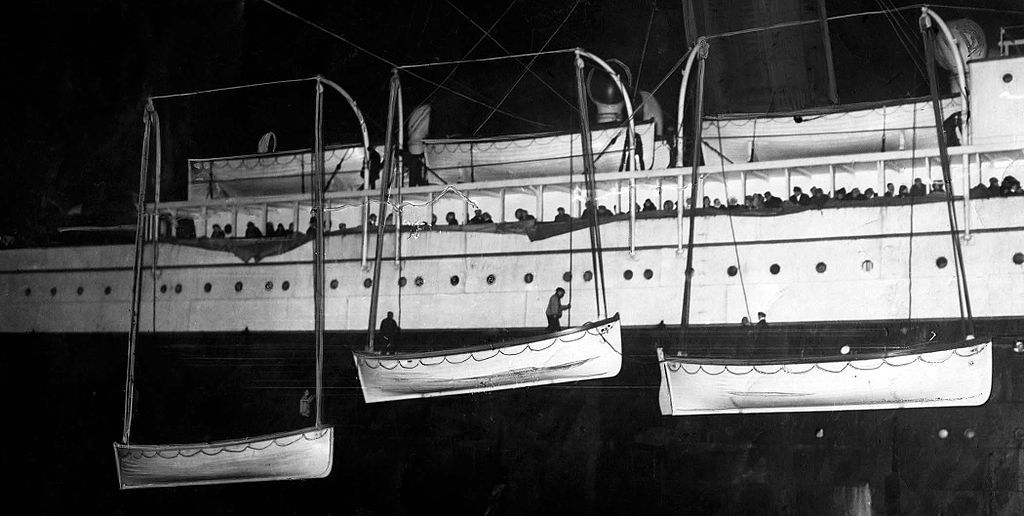 Carpathia_-_Titanic_lifeboats.jpg