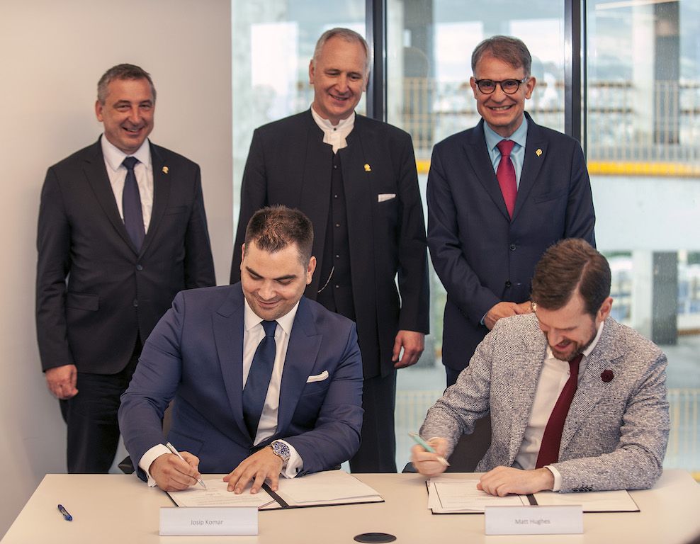 potpisivanje ugovora J. Komar i M. Hughes stoje s lijeva na desno P. Stromar gradonaclenik A. Krstulovic Opara i ministar G. Cappelli