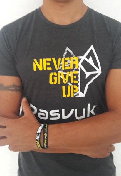 camiseta ecologica Pasvuk lifestyle gris oscura Never give up