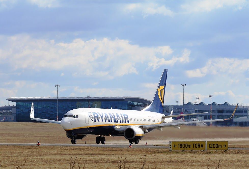 Ryanair B737-800 taking off in BUD.jpg
