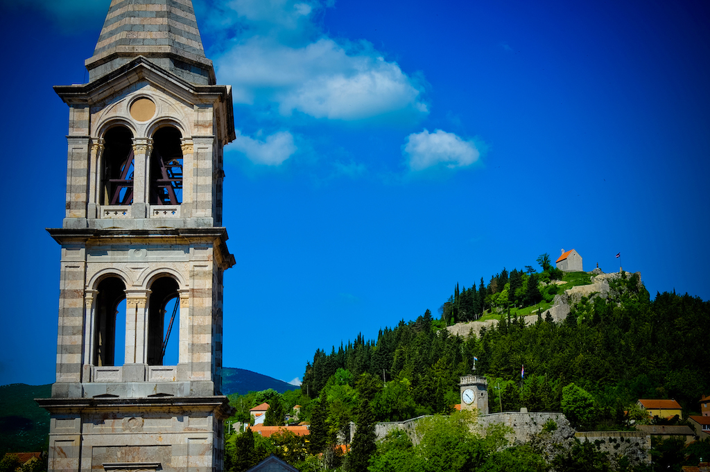 Zvonik crkve Čudotvorne Gospe Sinjske s utvrdama Kamičak, Stari grad.jpg