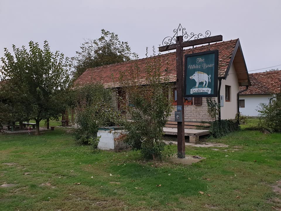 white-boar-vinkovci-english-pub (5).jpg