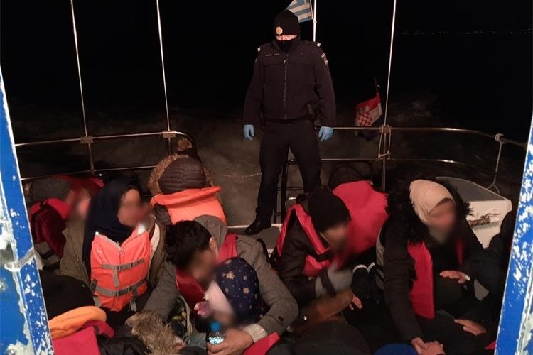 croatia_police_rescue_migrants_03.jpg