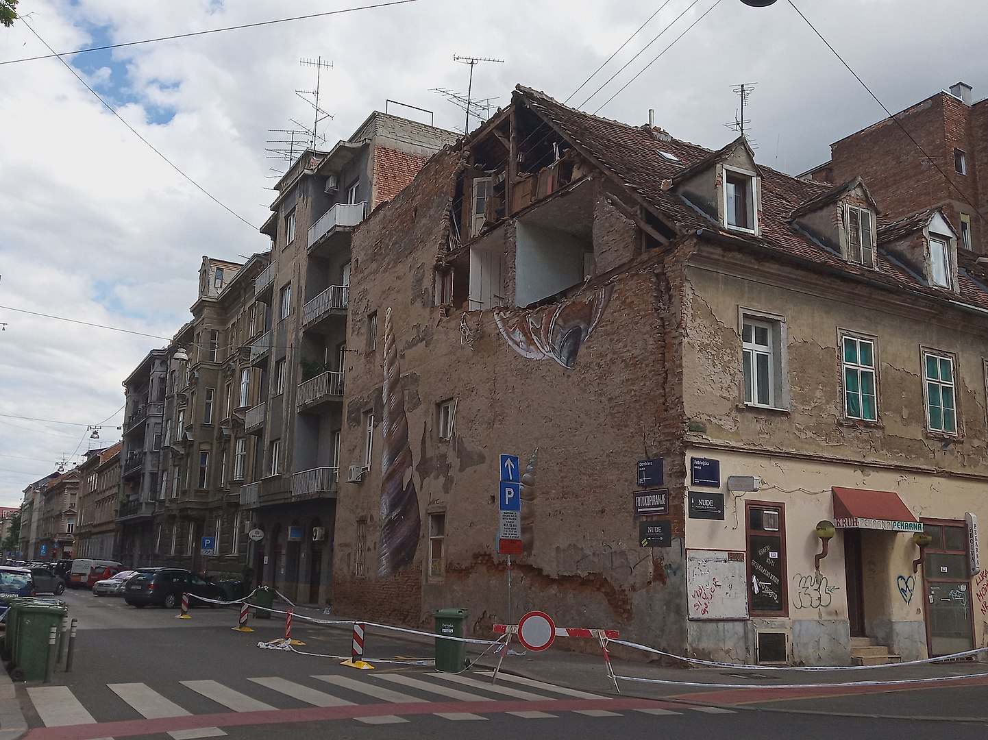 1442px-Oštećena_zgrada_Đorđićeva.jpg