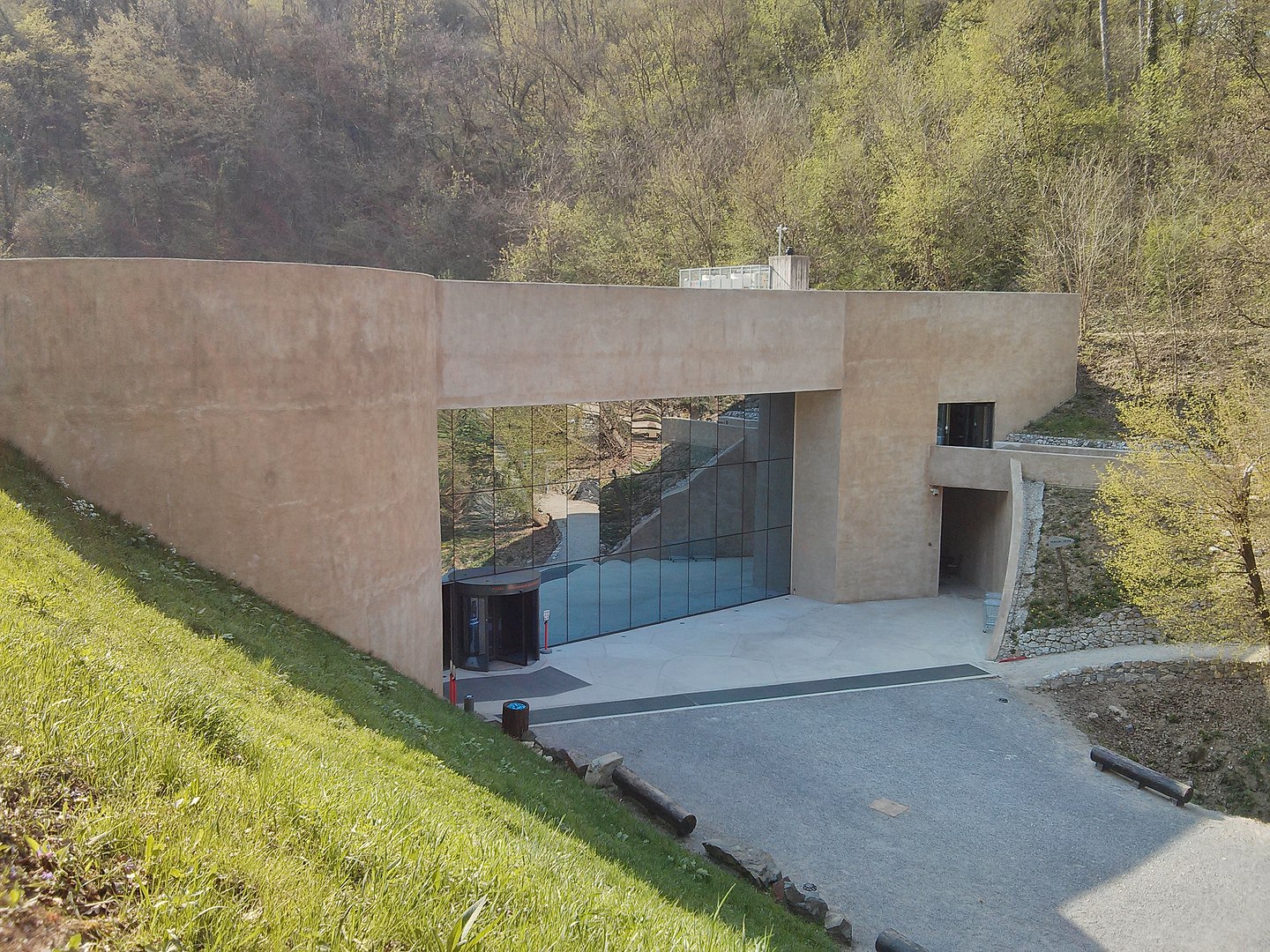 1440px-Krapina_Neanderthal_Museum_Photo_3.jpg