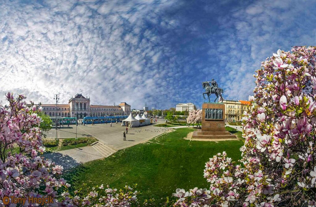 Glavni kolodvor (gare principale), et la statue du roi Tomislav