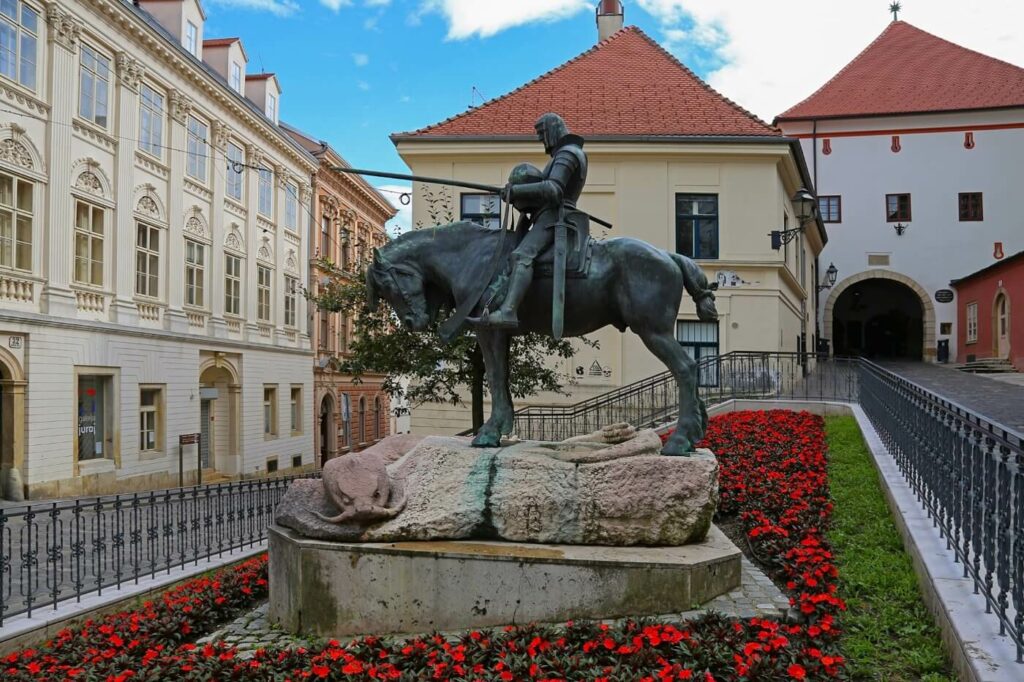 La statue of St. George et du dragon sur Radićeva, à l'entrée de la porte Kamenita