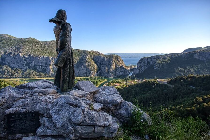 The statue of Mila Gojsalić by Ivan Meštrović. © Croatian National Tourist Board.