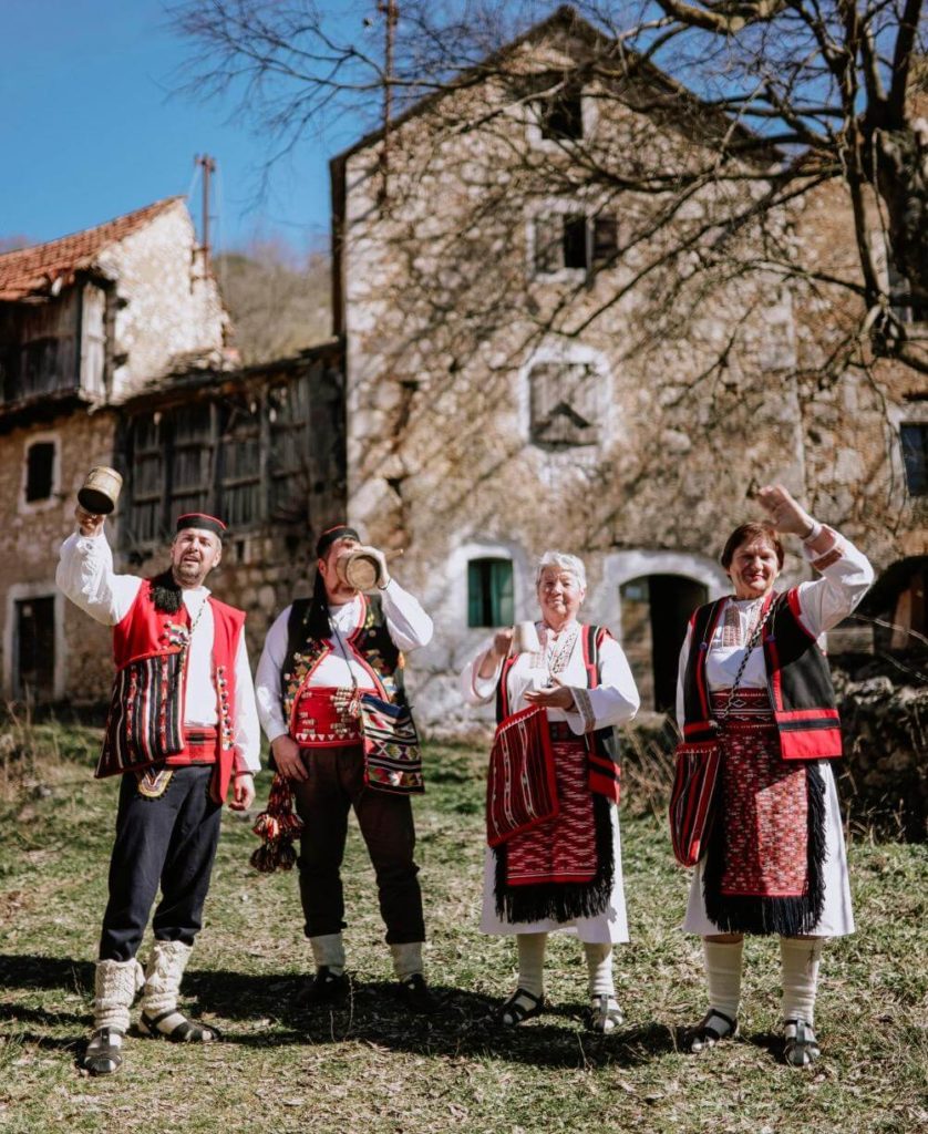 Folk costumes in the region of Knin