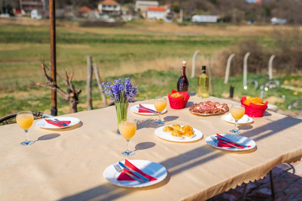 Breakfast, outdoors on the terrace, at Guest House Slatki Snovi.