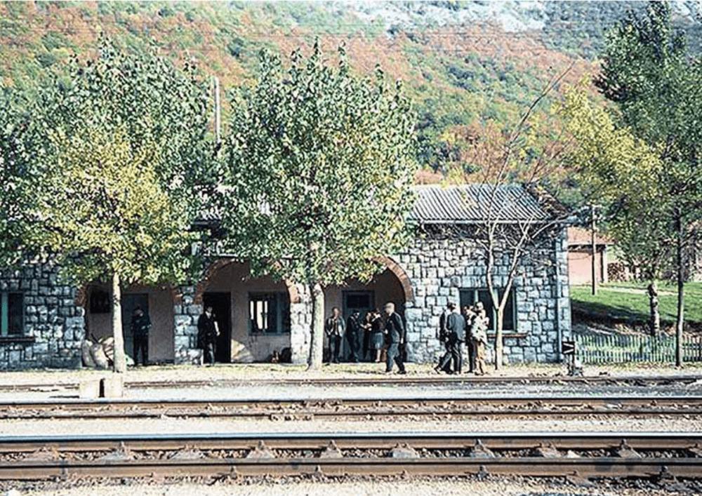 Kaldrma station, sometime between 1948 and 1978. Certainly, you can see both the regular line and the narrow gauge still in use. Today, the old narrow gauge line from Knin is a popular and fascinating route for walking.