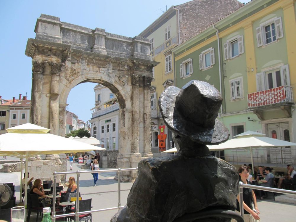 Statue of James Joyce outside Caffe Uliks (Ulysses), at the place he taught English one winter. © Caffe Uliks.