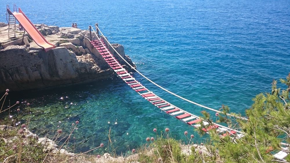 Rope bridge at Proština beach, Stinjan, Pula. © Pula Tourist Board.