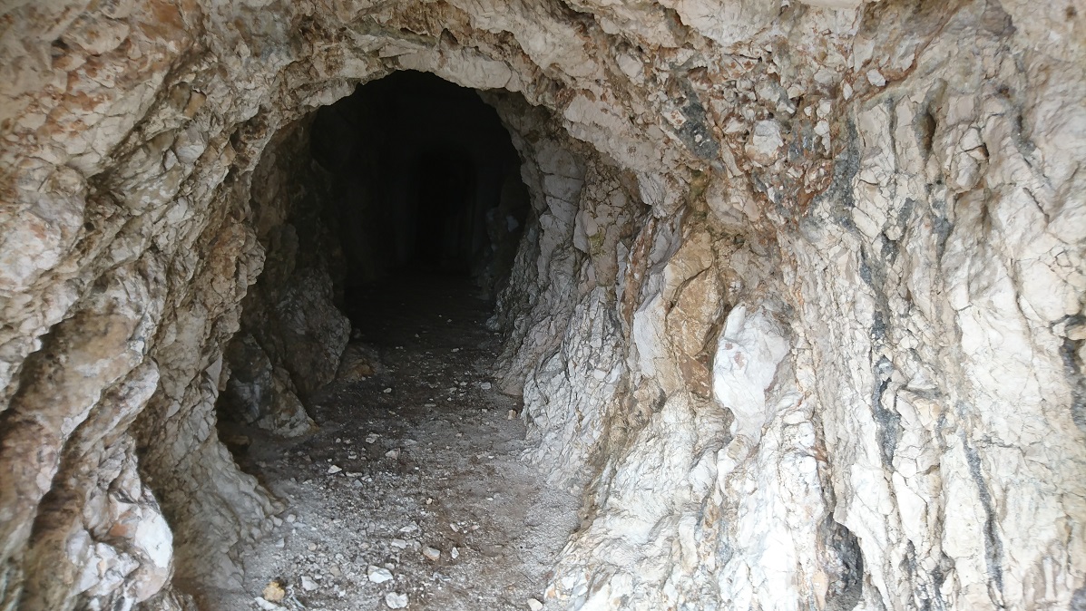Tuneli_iz_II_svjetskog_rata_na_Bisevu.JPG