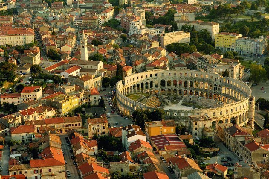 Pula city centre and Pula Arena. © Tourist Board of Istria.