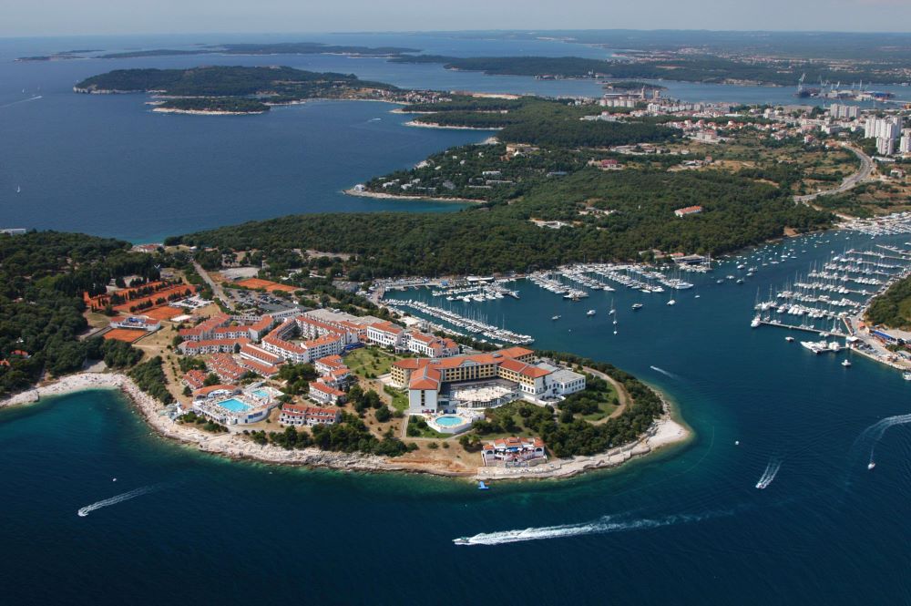 Histria beach and the southeastern tip of Verudela, Pula. © Pula Tourist Board.