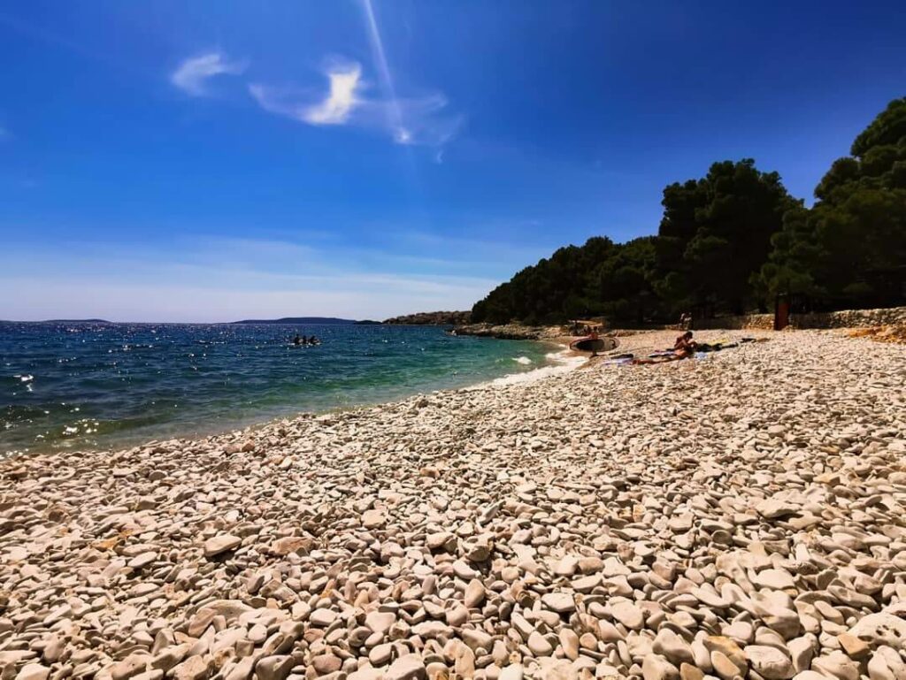 Vela Draga beach, Okrug Gornji