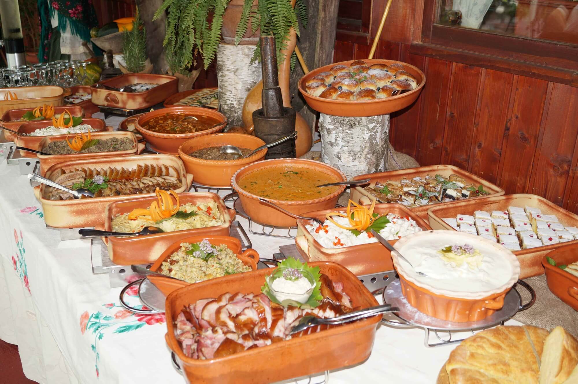 6_-_Me_imurje_-_Traditional_Me_imurje_table_at_etno_restaurant_Me_imurski_dvori.jpg