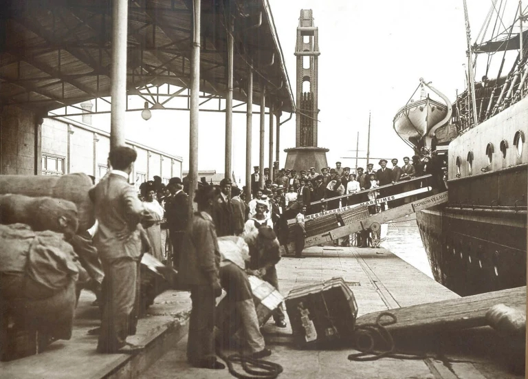 Arrival of immigrants in the Port of Buenos Aires, 1904 (Image: Global Human History)