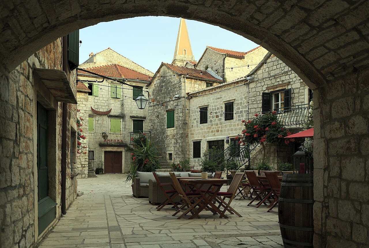 Trg Škor – Croatia’s Most Charming Little Island Square